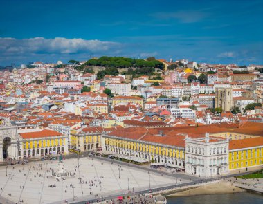 Lizbon 'un eski bir kasabası olan Portekiz' in Comercio ve Baixa semtlerindeki Praca do Comercio hava manzarası. Central Square ve Arco da Rua Augusta 'nın panoramik drone fotoğrafı