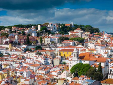 Lizbon şehir merkezinin, Lizbon 'un eski kasabası Portekiz' in Baixa ve Alfama bölgelerinin hava manzarası. Panoramik dron fotoğrafı