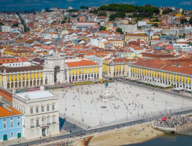 Lizbon 'un eski bir kasabası olan Portekiz' in Comercio ve Baixa semtlerindeki Praca do Comercio hava manzarası. Central Square ve Arco da Rua Augusta 'nın panoramik drone fotoğrafı
