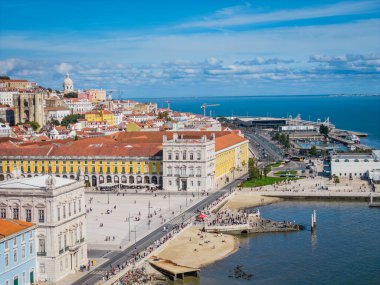 Lizbon 'un eski bir kasabası olan Portekiz' in Comercio ve Baixa semtlerindeki Praca do Comercio hava manzarası. Merkezi karenin panoramik drone fotoğrafı 