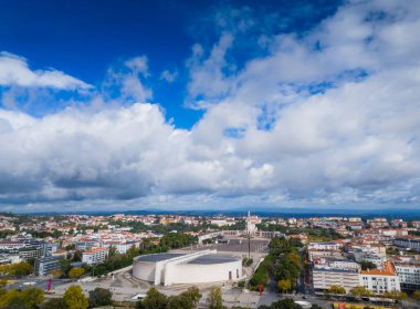 Portekiz 'in Fatima şehrinin panoramik hava aracı görüntüsü. Dindar turistler için dünyadaki en önemli uluslararası hacılardan biri.