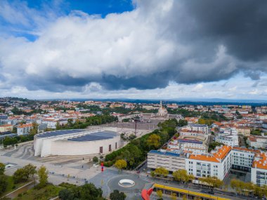 Portekiz 'in Fatima şehrinin panoramik hava aracı görüntüsü. Dindar turistler için dünyadaki en önemli uluslararası hacılardan biri.