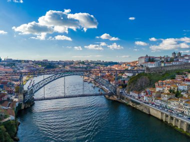 Dom Luis Köprüsü 'nün Douro nehri üzerindeki hava aracı görüntüsü ve panoramik Porto manzarası. Portekiz şehir manzarası