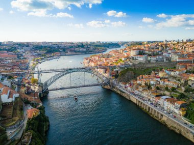 Dom Luis Köprüsü 'nün Douro nehri üzerindeki hava aracı görüntüsü ve panoramik Porto manzarası. Portekiz şehir manzarası