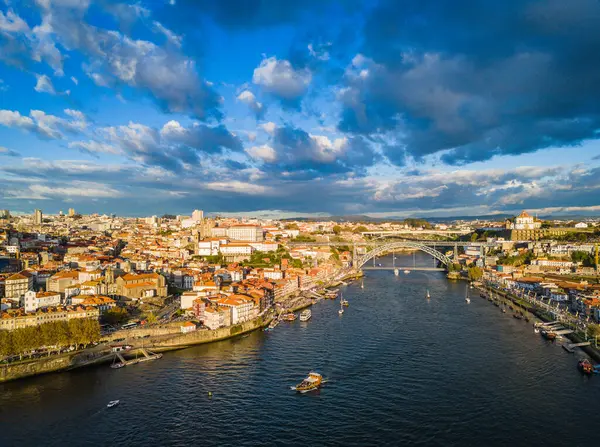 Porto eski kasaba ve Ribeira bölgesi. Porto şehir merkezinin hava aracı görüntüsü. Portekiz 'in panoramik manzarası