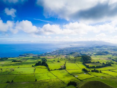 Sao Miguel Adası, Azores, Portekiz 'in dağları ve okyanuslarıyla manzara. Panoramik Acores adalarının hava aracı görüntüsü