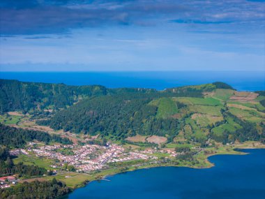 Sete Cidades kasabası. Azores manzara panoramik manzarası. Portekiz Sao Miguel Adası 'ndaki Lagoa Azul' un insansız hava aracı görüntüsü