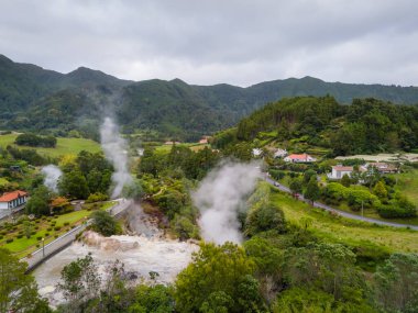 Furnas kaplıcaları, Sao Miguel Adası, Azores, Portekiz. Furnas köyünün ve Caldeira do Asmodeu 'nun insansız hava aracı görüntüsü