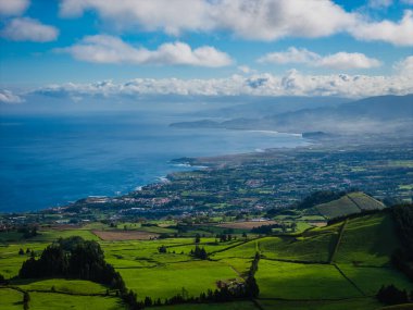 Sao Miguel Adası, Azores, Portekiz 'in dağları ve okyanuslarıyla manzara. Panoramik Acores adalarının hava aracı görüntüsü