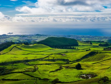 Sao Miguel Adası, Azores, Portekiz 'in dağları ve okyanuslarıyla manzara. Panoramik Acores adalarının hava aracı görüntüsü
