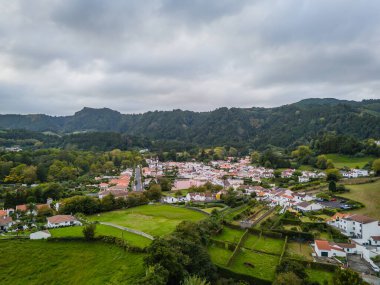 Furnas köyünün insansız hava aracı görüntüsü, Sao Miguel Adası, Azores, Portekiz. Caldeira do Asmodeu