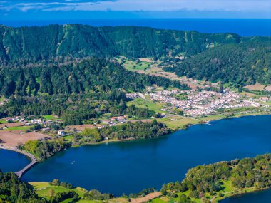 Sete Cidades kasabası. Azores manzara panoramik manzarası. Portekiz Sao Miguel Adası 'ndaki Lagoa Azul' un insansız hava aracı görüntüsü
