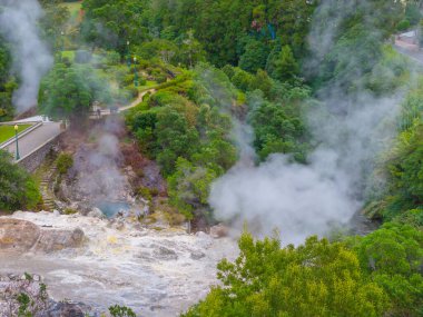 Furnas kaplıcaları, Sao Miguel Adası, Azores, Portekiz. Furnas köyünün ve Caldeira do Asmodeu 'nun insansız hava aracı görüntüsü