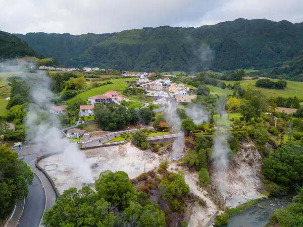 Furnas kaplıcaları, Sao Miguel Adası, Azores, Portekiz. Furnas köyünün ve Caldeira do Asmodeu 'nun insansız hava aracı görüntüsü