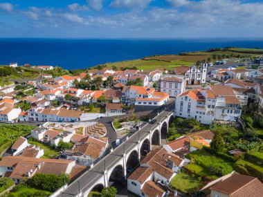 Sao Miguel Adası, Azores, Portekiz 'de ünlü Ponte dos Sete Arcos köprüsü olan Nordeste kasabası. Hava aracı görünümü