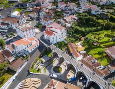 Sao Miguel Adası, Azores, Portekiz 'de ünlü Ponte dos Sete Arcos köprüsü olan Nordeste kasabası. Hava aracı görünümü