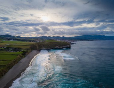 Santa Barbara plajı volkanik kum ve turkuaz Atlantik okyanus dalgalarıyla Sao Miguel, Azores 'de. Ribeira Grande 'deki sahil hava aracı görüntüsü