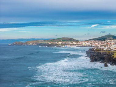 Atlantik Okyanusu kıyısındaki Ribeira Grande Sao Miguel Adası, Azores, Portekiz. Şehrin, kayalıkların ve dalgalı okyanusun hava aracı görüntüsü