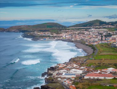 Atlantik Okyanusu kıyısındaki Ribeira Grande Sao Miguel Adası, Azores, Portekiz. Şehrin, kayalıkların ve dalgalı okyanusun hava aracı görüntüsü