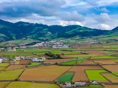 Portekiz, Azores 'te dağlarla ve ekilmiş topraklarla Sao Miguel Adası manzarası. Panoramik Acore adasının hava aracı görüntüsü