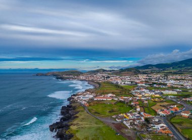 Atlantik Okyanusu kıyısındaki Ribeira Grande Sao Miguel Adası, Azores, Portekiz. Şehrin, kayalıkların ve dalgalı okyanusun hava aracı görüntüsü