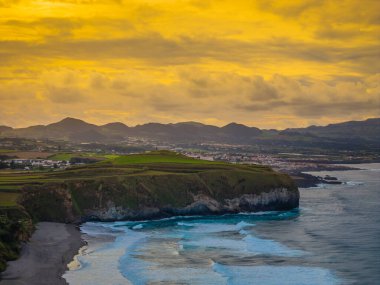 Santa Barbara plajı volkanik kum ve turkuaz Atlantik okyanus dalgalarıyla Sao Miguel, Azores 'de. Ribeira Grande 'deki sahil manzaralı hava günbatımı