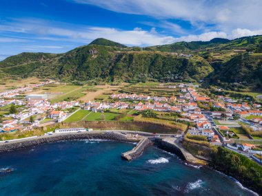 Mosteiros kasabası. Azores, Sao Miguel adasındaki köyün insansız hava aracı görüntüsü. Büyük turkuaz dalgalar ve dağlarla Atlantik Okyanusu kıyısında yer alıyor.