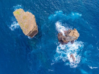 Atlantik Okyanusu, Mosteiros, Azores Adaları 'ndaki kayalar, kayalıklar, dalgalar ve turkuaz suyu. Acores takımadalarının hava aracı görüntüsü