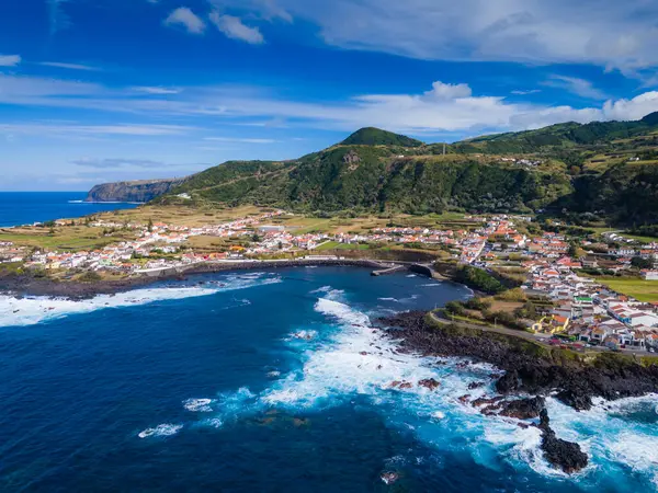 Atlantik Okyanusu, Mosteiros, Azores Adaları 'ndaki kayalar, kayalıklar, dalgalar ve turkuaz suyu. Acores takımadalarının hava aracı görüntüsü