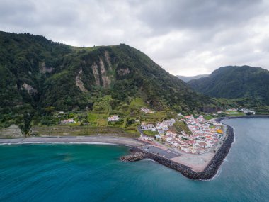 Ribeira Quente ve Praia do Fogo 'nun volkanik siyah kumlu hava aracı görüntüsü. Azores 'te yeşil dağları olan Sao Miguel kıyıları