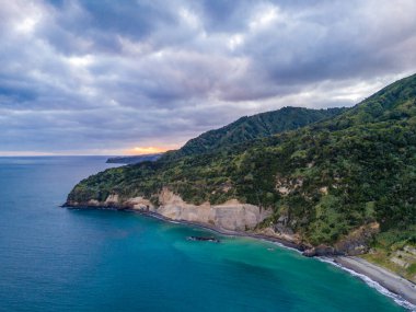 Praia do Fogo 'nun Ribeira Quente' deki volkanik siyah kumlu hava aracı görüntüsü. Azores 'te yeşil dağları olan Sao Miguel kıyıları