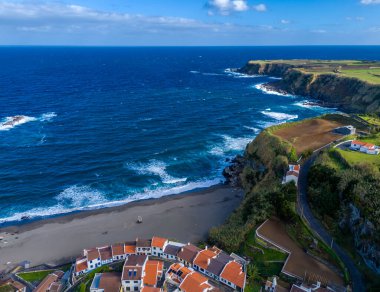 Praia dos Moinhos. Moinhos kasabası Sao Miguel, Azores, Portekiz 'deki volkanik siyah kum plajının insansız hava aracı görüntüsü. Atlantik Okyanusu kıyısı