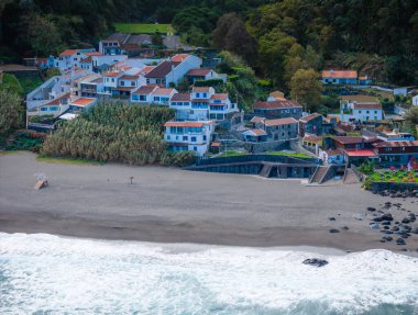 Praia dos Moinhos. Moinhos kasabası Sao Miguel, Azores, Portekiz 'deki volkanik siyah kum plajının insansız hava aracı görüntüsü. Atlantik Okyanusu kıyısı