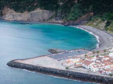 Ribeira Quente ve Praia do Fogo 'nun volkanik siyah kumlu hava aracı görüntüsü. Azores 'te yeşil dağları olan Sao Miguel kıyıları