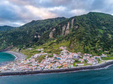 Ribeira Quente ve Praia do Fogo 'nun volkanik siyah kumlu hava aracı görüntüsü. Azores 'te yeşil dağları olan Sao Miguel kıyıları