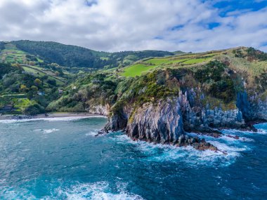 Praia dos Moinhos. Moinhos kasabası Sao Miguel, Azores, Portekiz 'deki volkanik siyah kum plajının insansız hava aracı görüntüsü. Atlantik Okyanusu kıyısı