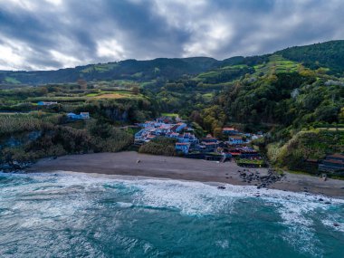 Praia dos Moinhos. Moinhos kasabası Sao Miguel, Azores, Portekiz 'deki volkanik siyah kum plajının insansız hava aracı görüntüsü. Atlantik Okyanusu kıyısı