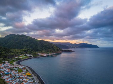 Ribeira Quente ve Praia do Fogo 'nun volkanik siyah kumlu hava aracı görüntüsü. Azores 'te yeşil dağları olan Sao Miguel kıyıları