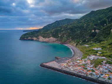 Ribeira Quente ve Praia do Fogo 'nun volkanik siyah kumlu hava aracı görüntüsü. Azores 'te yeşil dağları olan Sao Miguel kıyıları