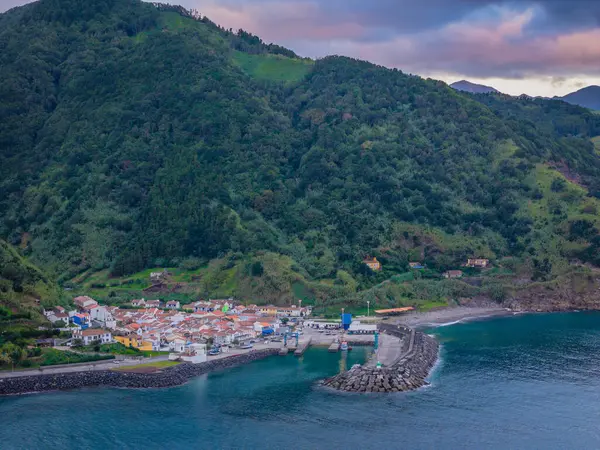 Ribeira Quente ve Praia do Fogo 'nun volkanik siyah kumlu hava aracı görüntüsü. Azores 'te yeşil dağları olan Sao Miguel kıyıları