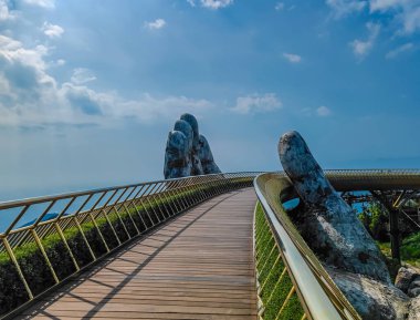 Ba Na tepelerindeki Boş Altın Köprü, Da Nang, Vietnam güneşli bir günde. İki dev beton el kaldırdı. Dağlardaki ikonik dünyaca ünlü köprü