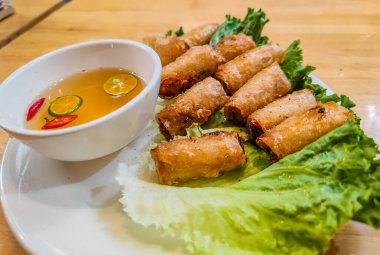 Yerel bir Vietnam sokak lokantasında soslu kızarmış börek. Otantik Vietnam sokak yemekleri, Vietnam mutfağı.