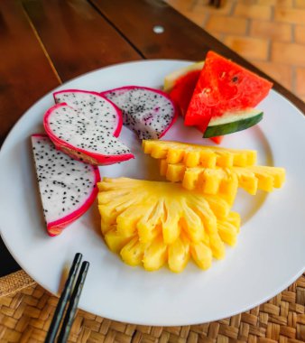 Vietnam Oteli 'nde geleneksel lezzetli meyveli kahvaltı tabağı. Ananas, karpuz ve ejderha meyvesi. Tabakta taze meyve var. 