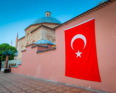 İstanbul 'un eski kentinde kırmızı duvarda dev bir Türk bayrağı