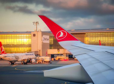 İstanbul, Türkiye - 01: 14 2025. Türk havayollarının havaalanındaki uçak penceresinin manzarası. Havaalanı terminalinin önündeki uçak kanadı.