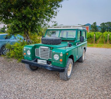 Floransa, İtalya - 01 17 2025. Land Rover eski model araç. Bir otoparkta duran klasik off-road eski arabası.