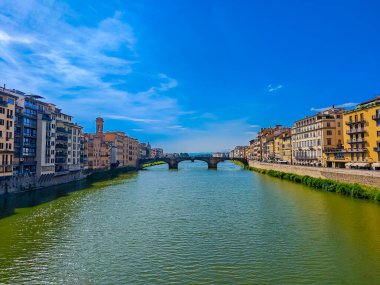 Ponte Santa Trinita, Kutsal Üçlemeci Köprüsü Floransa, İtalya 'da Arno Nehri üzerinde.