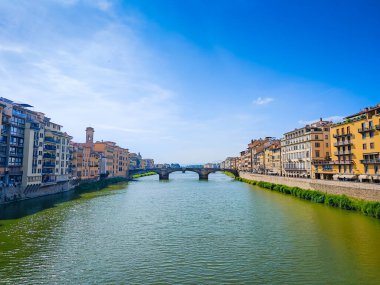 Ponte Santa Trinita, Kutsal Üçlemeci Köprüsü Floransa, İtalya 'da Arno Nehri üzerinde.