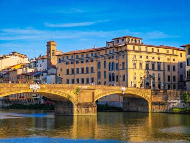 Ponte Santa Trinita, Kutsal Üçlemeci Köprüsü Floransa, İtalya 'da Arno Nehri üzerinde.