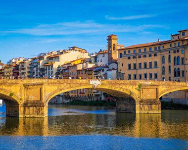 Ponte Santa Trinita, Kutsal Üçlemeci Köprüsü Floransa, İtalya 'da Arno Nehri üzerinde.